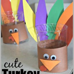 Add a little decor to your Thanksgiving table with this FREE Turkey Cupholder Craft! #fhdhomeschoolers #freehomeschooldeals #thanksgiving #homeschoolcrafts #hsmoms