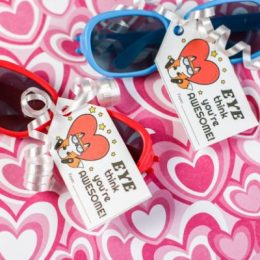 For a fun, non-candy Valentine idea, check out this FREE Sunglasses Valentine Printable! #fhdhomeschoolers #freehomeschooldeals #valentinesday #hsmoms #homeschoolers
