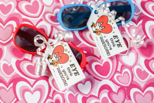 For a fun, non-candy Valentine idea, check out this FREE Sunglasses Valentine Printable! #fhdhomeschoolers #freehomeschooldeals #valentinesday #hsmoms #homeschoolers