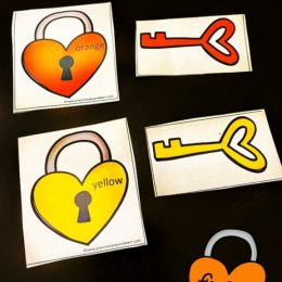 FREE Valentine Lock and Key Color Matching Activity. #freehomeschooldeals #fhdhomeschoolers #colormatchingactivity