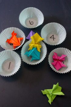 For a fun indoor activity, check out this FREE Jumping Origami Frog Activity! #fhdhomeschoolers #freehomeschooldeals #origami #homeschoolcrafts #hsideas