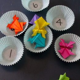 For a fun indoor activity, check out this FREE Jumping Origami Frog Activity! #fhdhomeschoolers #freehomeschooldeals #origami #homeschoolcrafts #hsideas