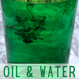 Christmas Oil and Water Activity. #scienceactivityforkids #christmasstemforkids #preschoolstemactivity #freehomeschooldeals #fhdhomeschoolers